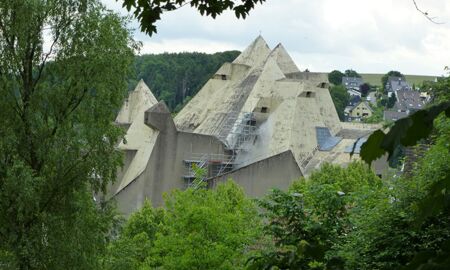 Der Mariendom in Neviges  hat ein spektakuläres Dach Foto: Marienwallfahrt Neviges